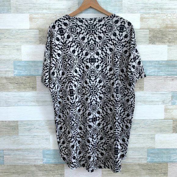 LuLaRoe Irma High Low Tunic Top Black White Kaleidoscope Print Womens XS - Picture 2 of 5